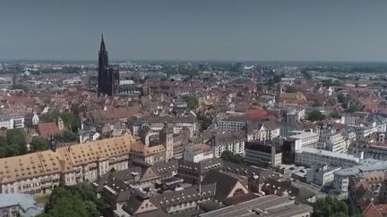 Alors que la cathédrale de Nantes a été incendiée, près d'un an après le feu de celle de Notre-Dame de Paris, France 2 vous explique comment sont sécurisés ces sites qui ont traversé les époques. Reportage à Strasbourg. (FRANCE 2)