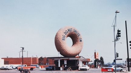 Les architectes Robert Venturi et Denise Scott Brown ont utilisé la photographie à l'appui de leur ouvrage théorique "Learning from Las Vegas" (1972), dans lequel ils analysent l'architecture ludique, commerciale et populaire. Les clichés ont été isolés de leur contexte théorique, pour mettre en évidence leur caractère sensationnel (à la Grande Halle du parc des Ateliers). Ici, "Big Donut Drive-in", Los Angeles, vers 1970, Avec l’aimable autorisation des artistes et de Venturi, Scott Brown and Associates, Inc., Philadelphie.
 (Rencontres Arles)