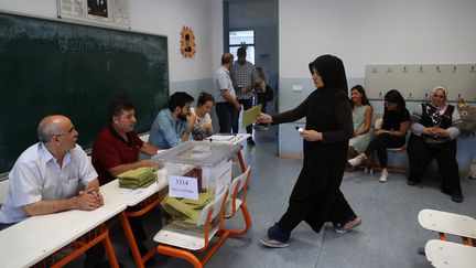 Un bureau de vote d'Istanbul, dimanche 23 juin, lors de l'élection municipale. (ADEM ALTAN / AFP)