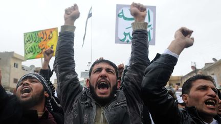 Des Syriens manifestent contre le r&eacute;gime le 17 f&eacute;vrier 2012 dans la ville d'Idlib (Syrie), au nord du pays. (BULENT KILIC / AFP)