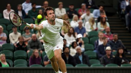 Quentin Halys lors de son premier tour de Wimbledon face à Daniel Evans, à Wimbledon, le 4 juillet 2023. (ADRIAN DENNIS / AFP)