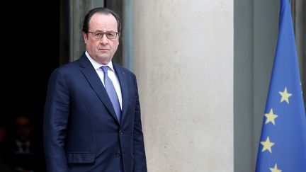 François Hollande sur le perron du palais de l'Elysée, le 25 juin 2016, à Paris. (JACKY NAEGELEN / REUTERS)