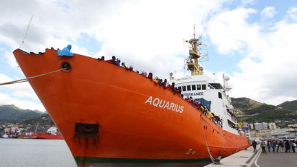 L'Aquarius, le bateau de l'ONG SOS Méditerranée dans le port de Salerne en Italie, le 26 mai 2017. (CARLO HERMANN / AFP)