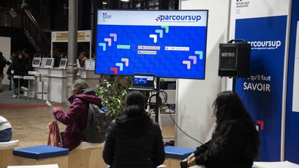 La présentation de Parcoursup lors d'un salon post-bac, à Paris, le 6 janvier 2023. (MAGALI COHEN / HANS LUCAS / AFP)