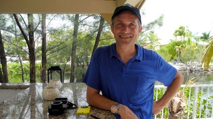 Fabien Cousteau, le petit-fils du commandant Cousteau, avant sa mission de 31 jours dans les eaux de Floride (Etats-Unis), le 31 mai 2014. (DIEGO URDANETA / AFP)