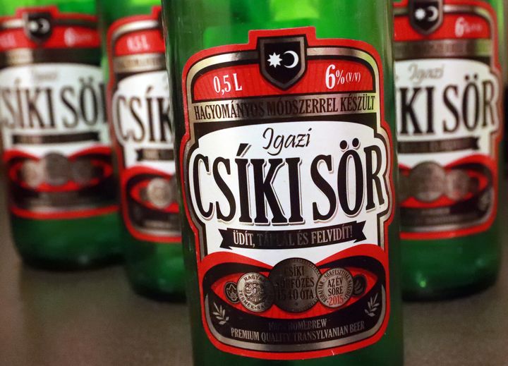 La marque de bière Csiki, au centre d'une querelle commerciale en Transylvanie (Roumanie). (FERENC ISZA / AFP)