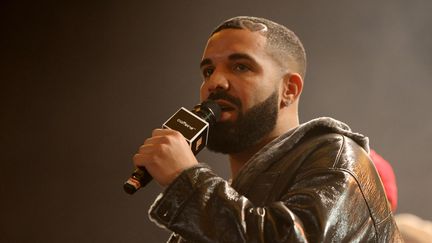 Dans son clash avec Kendrick Lamar, Drake se retourne contre sa maison de disques UMG et engage une double procédure en justice