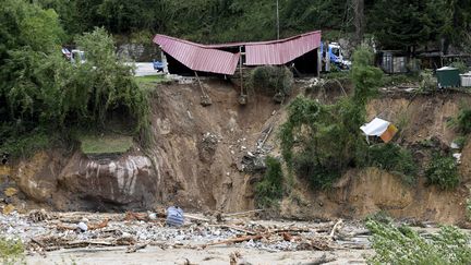 Des bâtiments endommagés sur les rives de la Vesubie près de Roquebillière dans les Alpes-Maritimes après le passage de la tempête Alex, le 3 octobre 2020. (NICOLAS TUCAT / AFP)