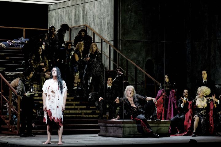 "Salomé" à l'Opéra Bastille. Debout, en blanc, Salomé interprétée par Elza van den Heever. (AGATHE POUPENEY)