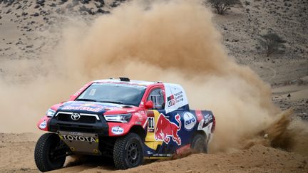 Le Qatari Nasser Al-Attiyah (Toyota) à l'attaque sur le Dakar 2021 (FRANCK FIFE / AFP)