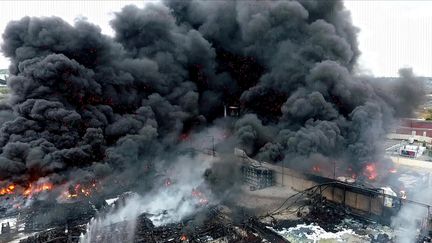 L'usine Lubrizol de Rouen (Seine-Maritime) ravagée par les flammes, le 27 septembre 2019. (YACINE MOUFADDAL / SDIS / AFP)