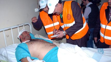 Des observateurs de la Ligue arabe dans un h&ocirc;pital de Sour, dans la province de Deraa, en Syrie, le 5 janvier 2012. (SANA / AFP)