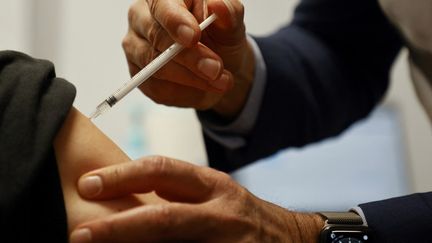 Covid-19 : l'OMS assure que les vaccins sont efficaces contre "tous les variants"