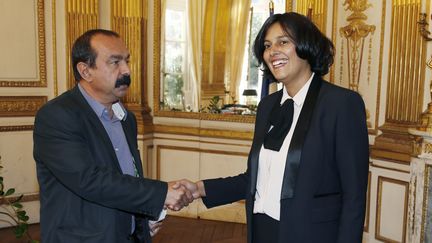 Philippe Martinez serre la main de Myriam El Khomri, le 10 septembre 2015, au ministère du Travail, à Paris.&nbsp; (THOMAS SAMSON / AFP)