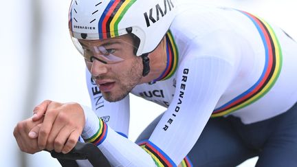 Le champion du monde italien Filippo Ganna lors du contre-la-montre du Critérium du Dauphiné, sur la quatrième étape, le 8 juin 2022. (DAVID STOCKMAN / BELGA MAG / AFP)