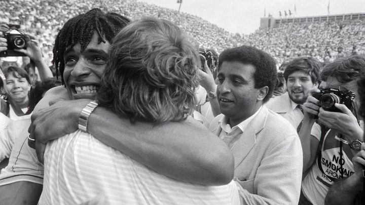 Yannick Noah dans les bras de son entraîneur Patrice Hagelauer après avoir remporté la finale de Roland-Garros le 5 juin 1983. (DOMINIQUE FAGET / AFP)