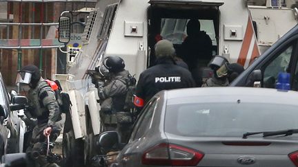 Une opération policière visant Salah Abdeslam à Molenbeek (Belgique), le 18 mars 2016. (FRANCOIS LENOIR / REUTERS)