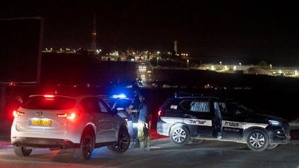 La police israélienne établit un périmètre de sécurité autour de la ville de Binyamina, frappée par une attaque au drone, qui a fait une soixantaine de blessés, le 13 octobre. (OREN ZIV / AFP)