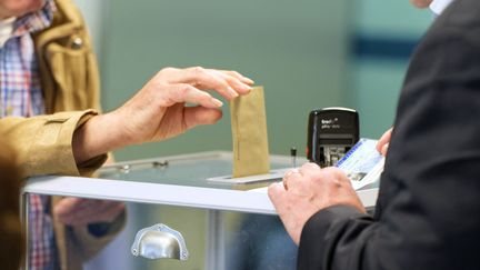 Une personne votant au premier tour des élections législatives, le 12 juin 2022. Photo d'illustration.&nbsp; (SYLVAIN LEFEVRE / HANS LUCAS VIA  AFP)