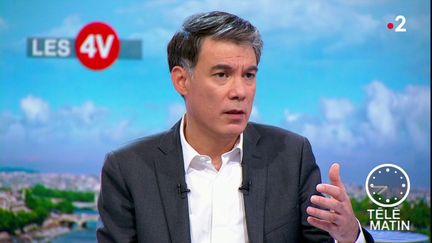 Sur le plateau des "4 Vérités", vendredi 26 avril, le Premier secrétaire du Parti socialiste fait part de sa déception après les annonces d'Emmanuel Macron. (FRANCE 2)