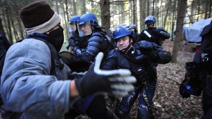 Des affrontements ont &eacute;clat&eacute; mercredi 31 octobre sur les lieux du projet de l'a&eacute;roport de Notre-Dame-des-landes (Loire-Atlantique). (JEAN-FRANCOIS MONIER / AFP)