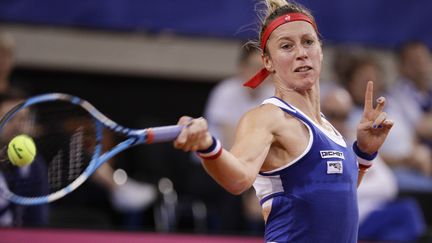 Pauline Parmentier participe à la demi-finale de la Fed Cup à Rouen, le 21 avril 2019. (GEOFFROY VAN DER HASSELT / AFP)