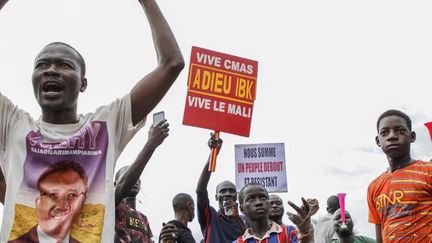 Des manifestants brandissent à Bamako une pancarte sur laquelle on peut lire "Adieu IBK" après l'arrestation du président par des troupes rebelles.&nbsp; (STRINGER/AFP)