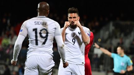 Olivier Giroud remercie Djibril Sidibe pour son offrande (EMMANUEL DUNAND / AFP)