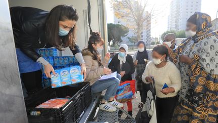 Une distribution de colis alimentaires par le Secours catholique, en novembre 2021 à Nice.&nbsp; (FRANTZ BOUTON / MAXPPP)