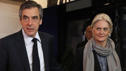 L'ancien Premier ministre François Fillon et son épouse, Penelope Fillon, le 20 mars 2017 à Aubervilliers (Seine-Saint-Denis).&nbsp; (PATRICK KOVARIK / POOL / AFP)