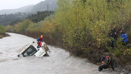 Un ouvrier qui travaillait sur les rives du Var a &eacute;t&eacute; emport&eacute; par les eaux, mercredi 9 novembre &agrave; Castagniers (Alpes-Maritimes).&nbsp; (PATRICE LAPOIRIE / NICE MATIN / MAXPPP)