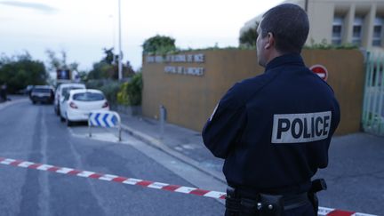 Un policier aux abords de l'h&ocirc;pital de l'Archet, &agrave; Nice (Alpes-Maritimes), le 6 mai 2014, apr&egrave;s une fusillade visant l'h&eacute;riti&egrave;re mon&eacute;gasque H&eacute;l&egrave;ne Pastor et son chauffeur. (VALERY HACHE / AFP)