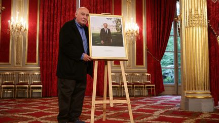 Le photographe Raymond Depardon pr&eacute;sente le portrait officiel du pr&eacute;sident de la R&eacute;publique Fran&ccedil;ois Hollande au palais de l'Elys&eacute;e, Paris, le 4 juin 2012. (FRANCOIS LAFITE / WOSTOK PRESS / MAXPPP)