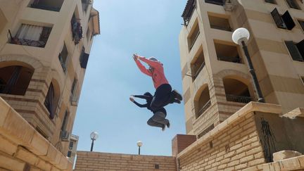 Deux jeunes Egyptiennes lors d'une séance de parkour au Caire, en juillet 2018. (Amr Dalsh /Reuters)