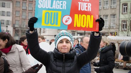 A Strasbourg (Bas-Rhin), une femme manifeste contre l'euthanasie, le 21 janvier 2015. (CITIZENSIDE/BAUDOUIN DU BOURG DE / CITIZENSIDE.COM)