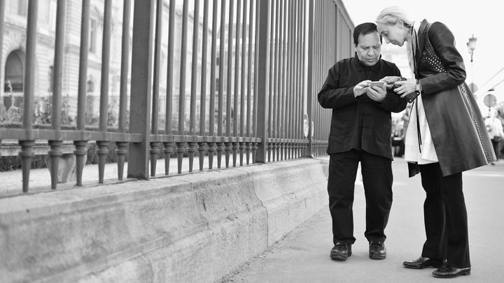 Le couturier Azzedine Alaia et son amie Carla Sozzani avant le show Christian Dior printemps-été 2015 à la Paris Fashion Week, le 26 septembre 2014 à Paris, France (PASCAL LE SEGRETAIN / GETTY IMAGES EUROPE)