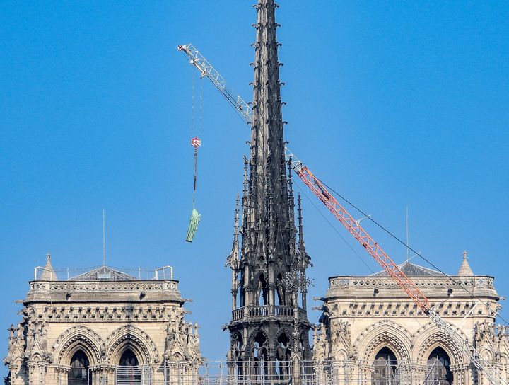 Les 16 statues de cuivre qui ornaient la toiture de Notre-Dame de Paris rejoignaient la terre ferme le 11 avril 2019 pour permettre la restauration intégrale de tous les éléments qui composaient la flèche de la cathédrale. Quatre jours plus tard, l'incendie de l'édifice allait emporter la flèche à jamais. (HOUPLINE RENARD / SIPA)