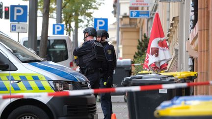 Des policiers sécurisent les lieux d'une fusillade meurtrière à Halle (Land de Saxe-Anhalt, Allemagne), mercredi 9 octobre 2019. (SEBASTIAN WILLNOW / DPA / AFP)