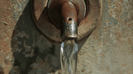 Le réseau de canalisation italien est mal entretenu, et souvent très ancien. Des milliers de mètres cubes d’eau potable sont gaspillés chaque jour. (France 2)