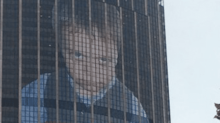 Le visage du petit Noé sur la Tour Montparnasse : plus qu'un hommage, une urgence.