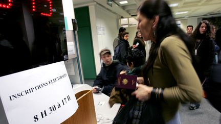 Des personnes patientent pour s'inscrire sur les listes électorales en vues des élections présidentielles de 2007, le 29 décembre 2006 à la mairie de Strasbourg (photo d'illustration). (JEAN-CHRISTOPHE VERHAEGEN / AFP)