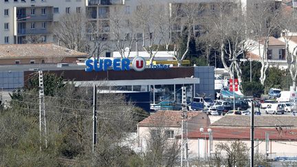 Vue du supermarché où un individu se revendiquant de l'Etat islamique a pris en otages plusieurs personnes avant d'être abattu par les forces de l'ordre, le 23 mars 2018 à Trèbes (Aude).&nbsp; (MAXPPP)