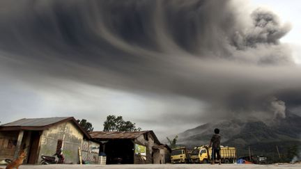 Un nuage de cendre s'&eacute;chappe du mont Sunabung en &eacute;ruption au nord de Sumatra (Philippines), le 18 novembre 2013. (RONI BINTANG / REUTERS)