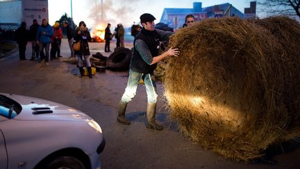 Blocage de la&nbsp;RN 165 par des agriculteurs à proximité de Vannes (Morbihan), le&nbsp;15 février 2016.&nbsp; (JEAN-SEBASTIEN EVRARD / AFP)