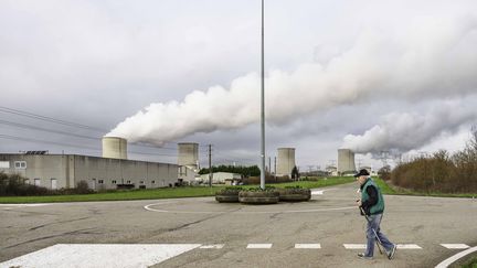 C'est un autre "chez-soi". Eux habitent au pied de la centrale nucléaire de Cattenom en Moselle. Leur paysage: ces 4 tours aéroréfrigérantes de 165 m, et leur panache de vapeur d'eau. Nikos Djail a imposé dans ses 11 portraits ce décor inquiétant et omniprésent. "Mais les habitants n’y font pas attention. Certains aiment même la skyline atomique qui surgit au bout d’un champ ou d’une forêt.". La série se nomme avec humour : "Atome crochu" ! (NIKOSDJAIL)