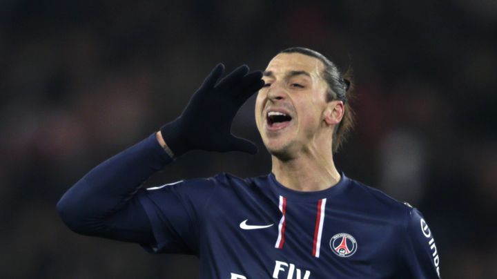 Zlatan Ibrahimovic, l'attaquant du PSG, harangue ses &eacute;quipiers lors de PSG-Evian, le 8 d&eacute;cembre 2012.&nbsp; (KENZO TRIBOUILLARD / AFP)