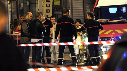 Des pompiers prennent en charge des clients de la discoth&egrave;que "Theatro" apr&egrave;s une fusillade, le 1er juillet 2012 &agrave; Lille (Nord). (FRANCOIS LO PRESTI / AFP)