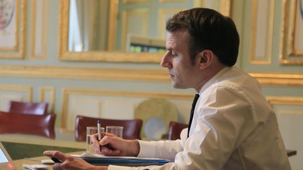 Emmanuel Macron à l'Elysée, à Paris, le 10 mars 2020. (MICHEL EULER / AFP)