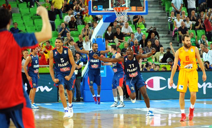 Les Bleus explosent de joie apr&egrave;s leur victoire contre l'Espagne, en demi-finale de l'Eurobasket, le 20 septembre 2013, &agrave; Ljubljana (Slov&eacute;nie). (ANDREJ ISAKOVIC / AFP)