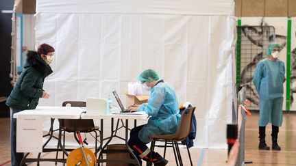 Un test de dépistage à Pont-du-Château dans le Puy-de-Dôme. (RICHARD BRUNEL / MAXPPP)